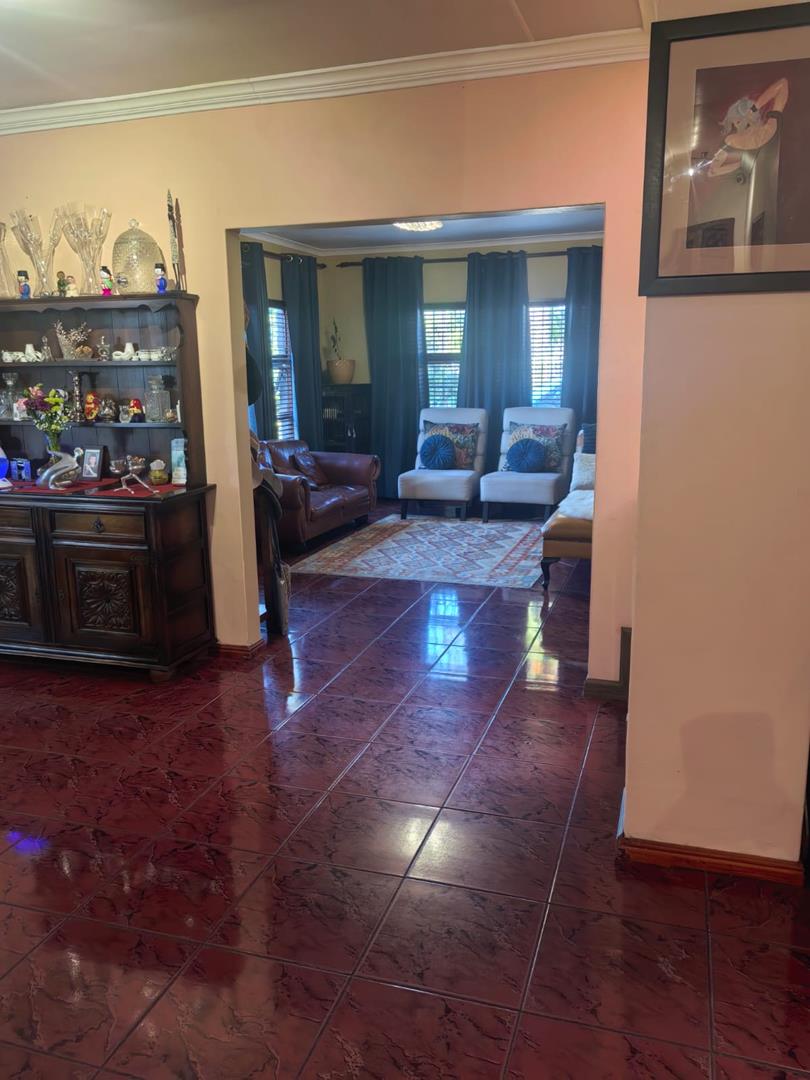 5 Bedroom Property for Sale in Peerless Park North Western Cape